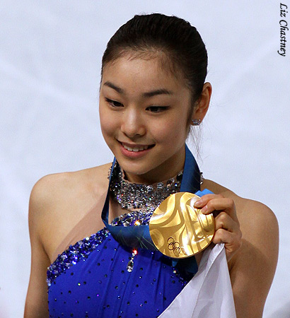 Kim Yu-Na shows off her Olympic gold medal