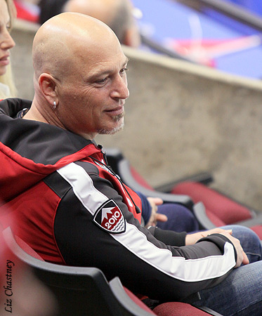 Howie Mandel takes in the audience