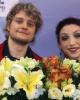 Meryl Davis &amp; Charlie White (USA) and focus-hogging flowers 1st