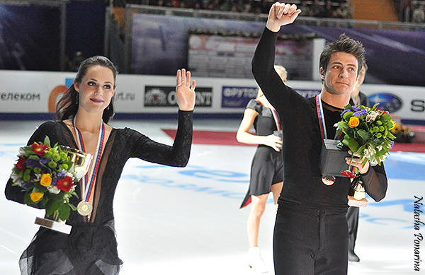Tessa Virtue & Scott Moir (CAN) lead the victory lap