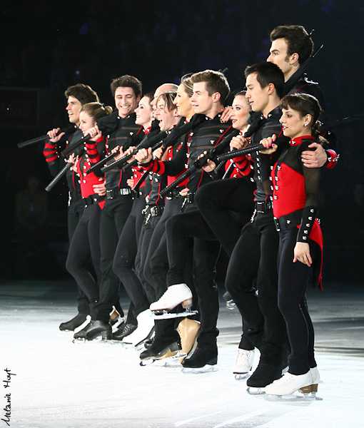Final Bow for the 2013 Stars on Ice Cast