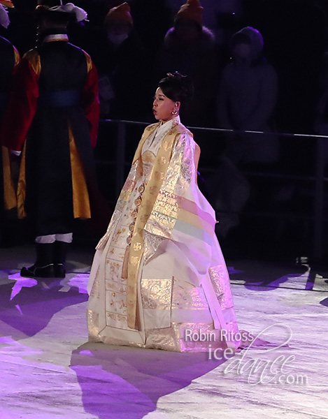 Su-mi Hwang sings the Olympic anthem