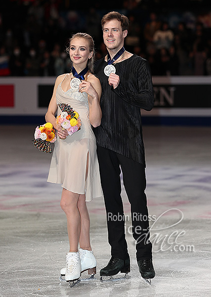 http://photos.ice-dance.com/cache/2018-19/19WC/Awards/19WC-Awards-0100_600.jpg