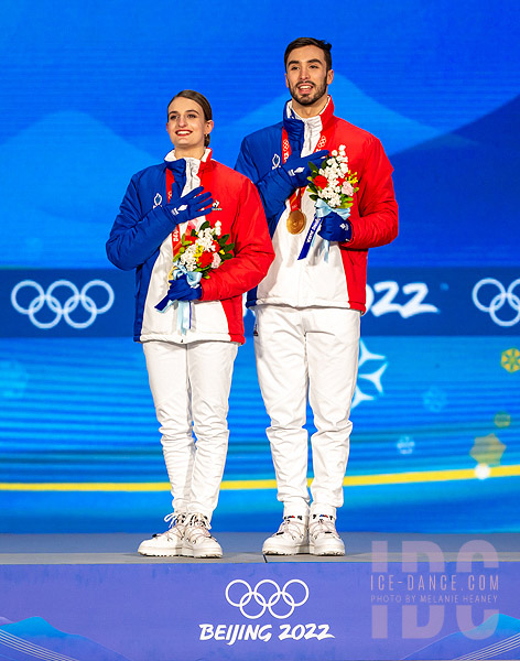 Gabriella Papadakis & Guillaume Cizeron (FRA) | Medal Ceremony | Ice ...